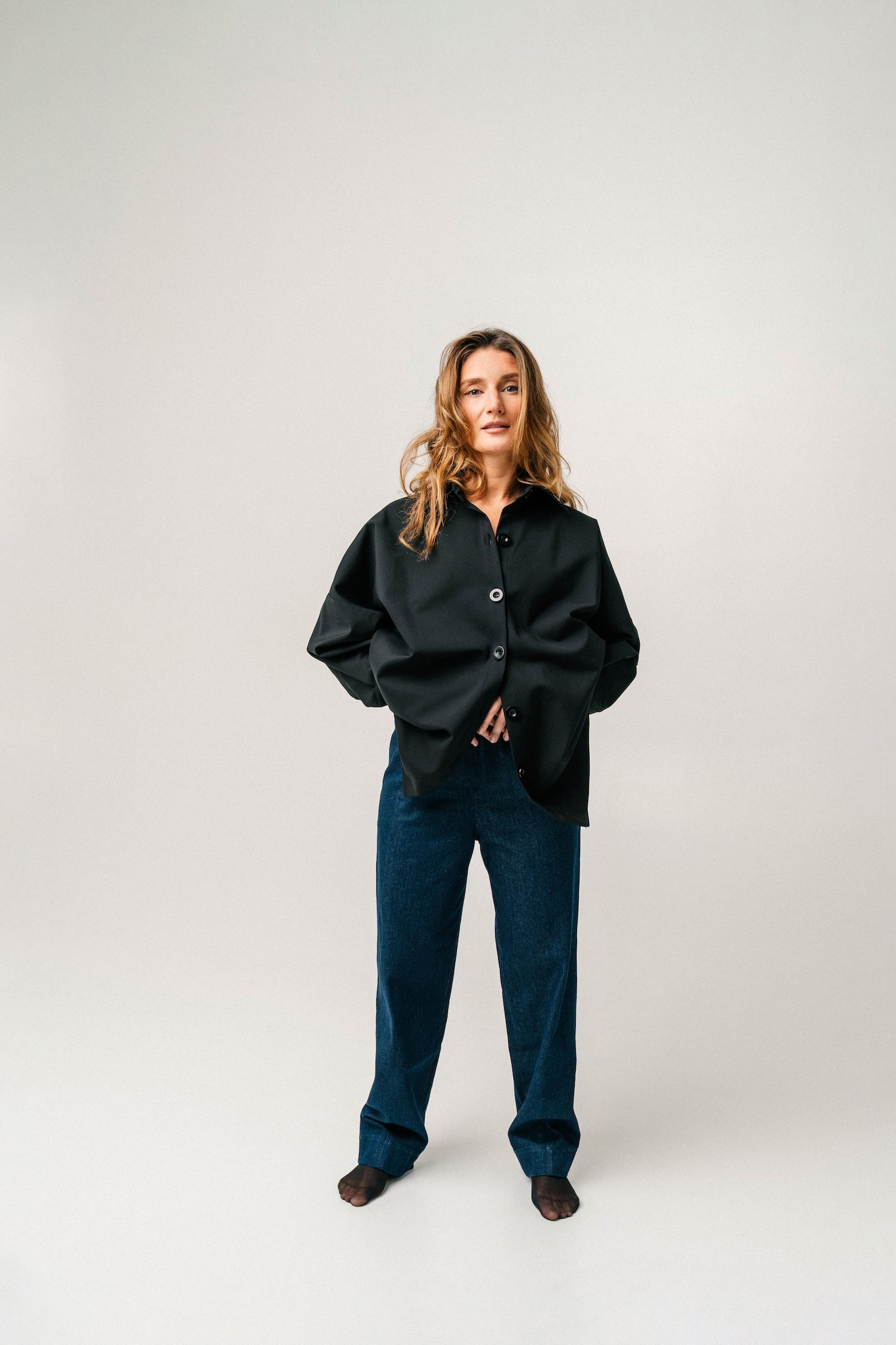 Juodi oversized marškiniai + denim kelnės