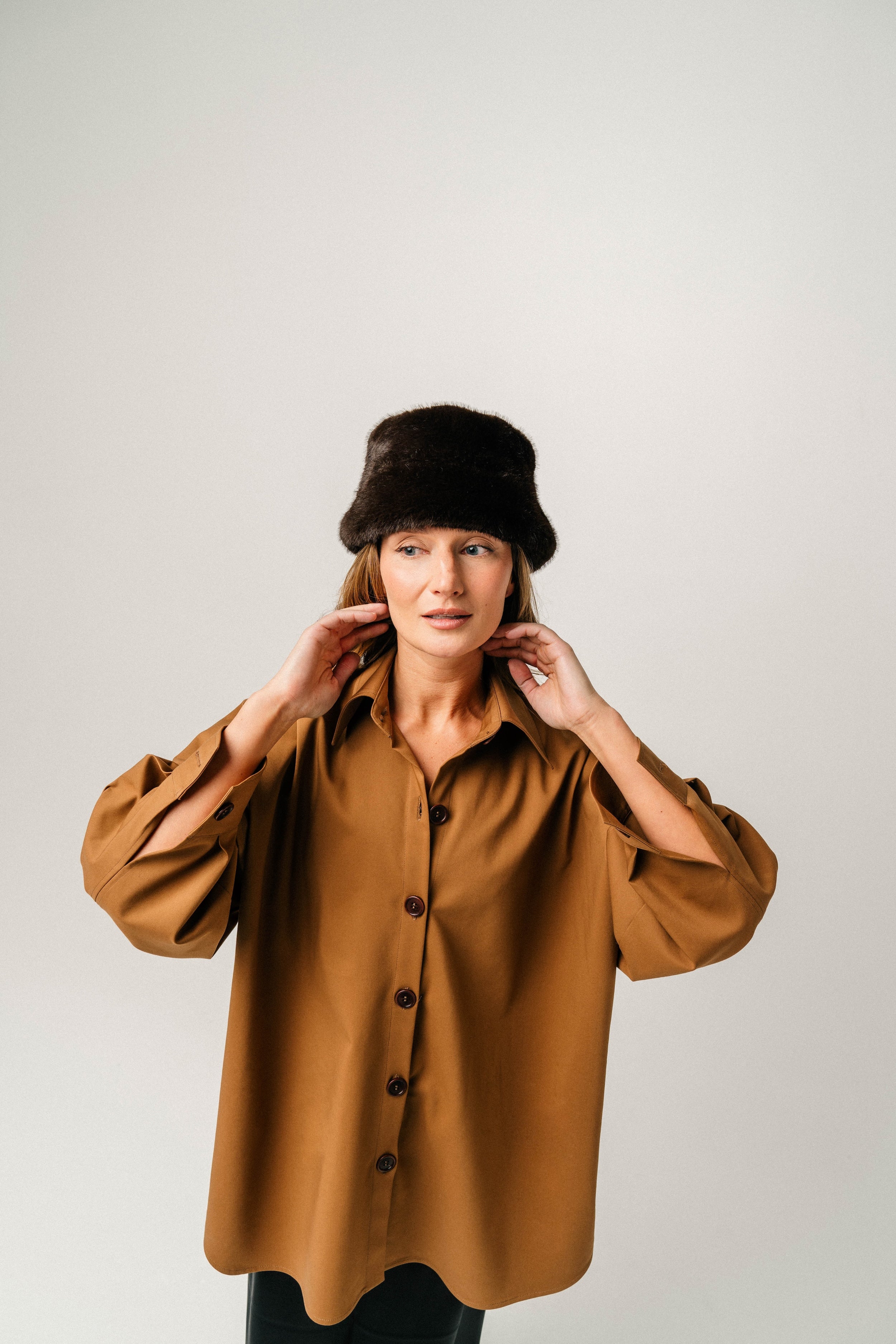 Rudi oversized marškiniai + denim kelnės