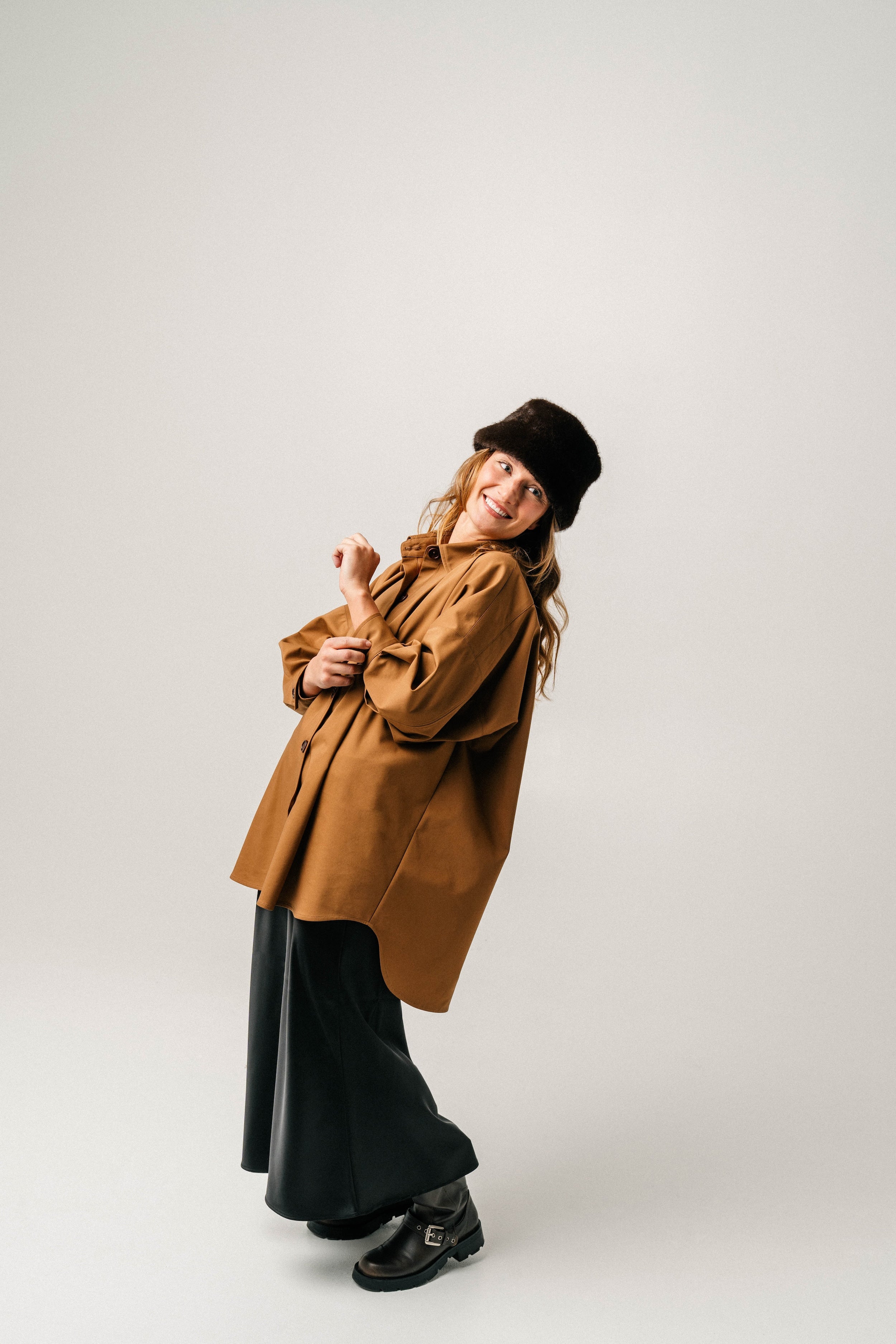 Rudi oversized marškiniai + denim kelnės