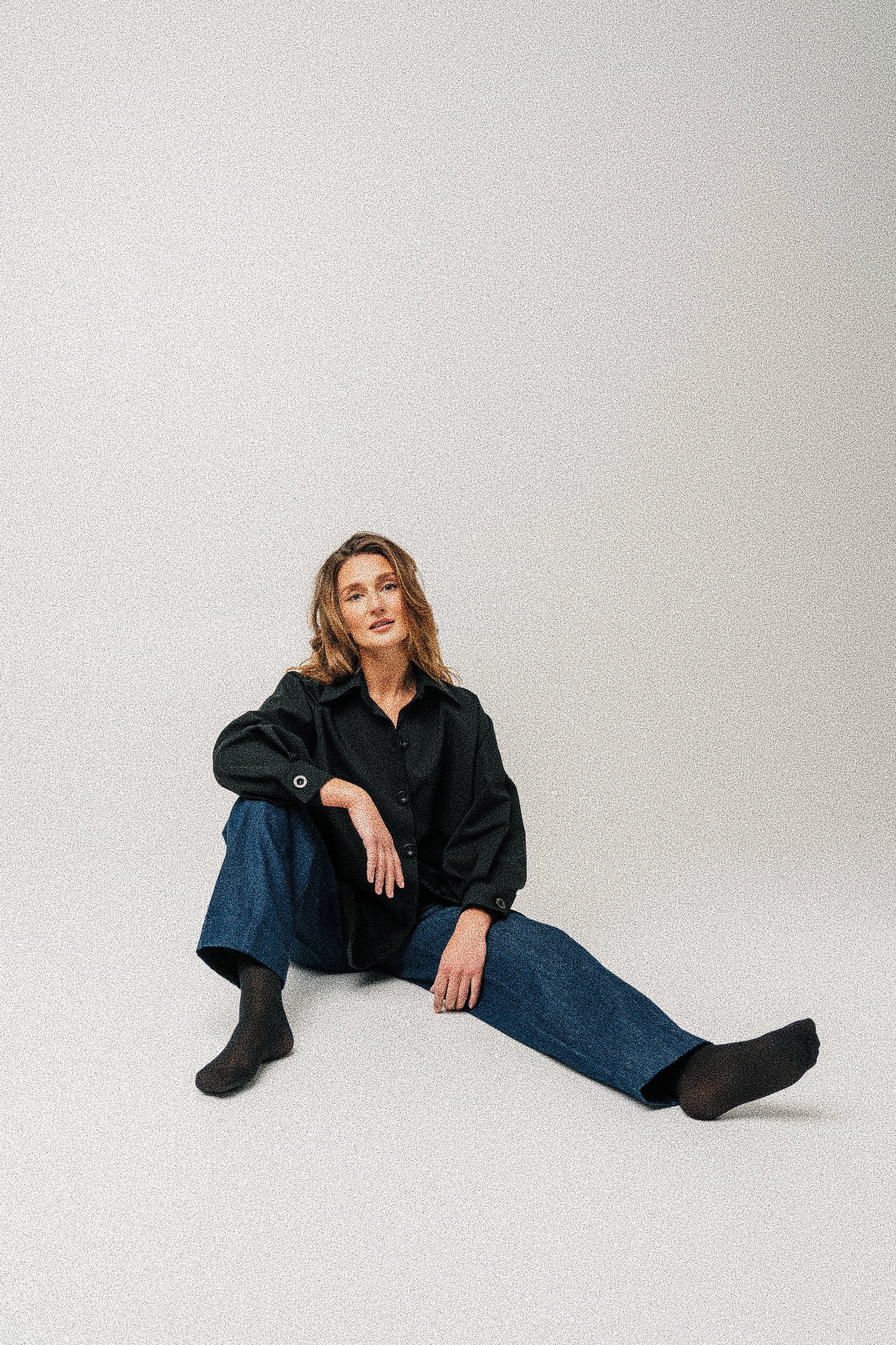 Juodi oversized marškiniai + denim kelnės