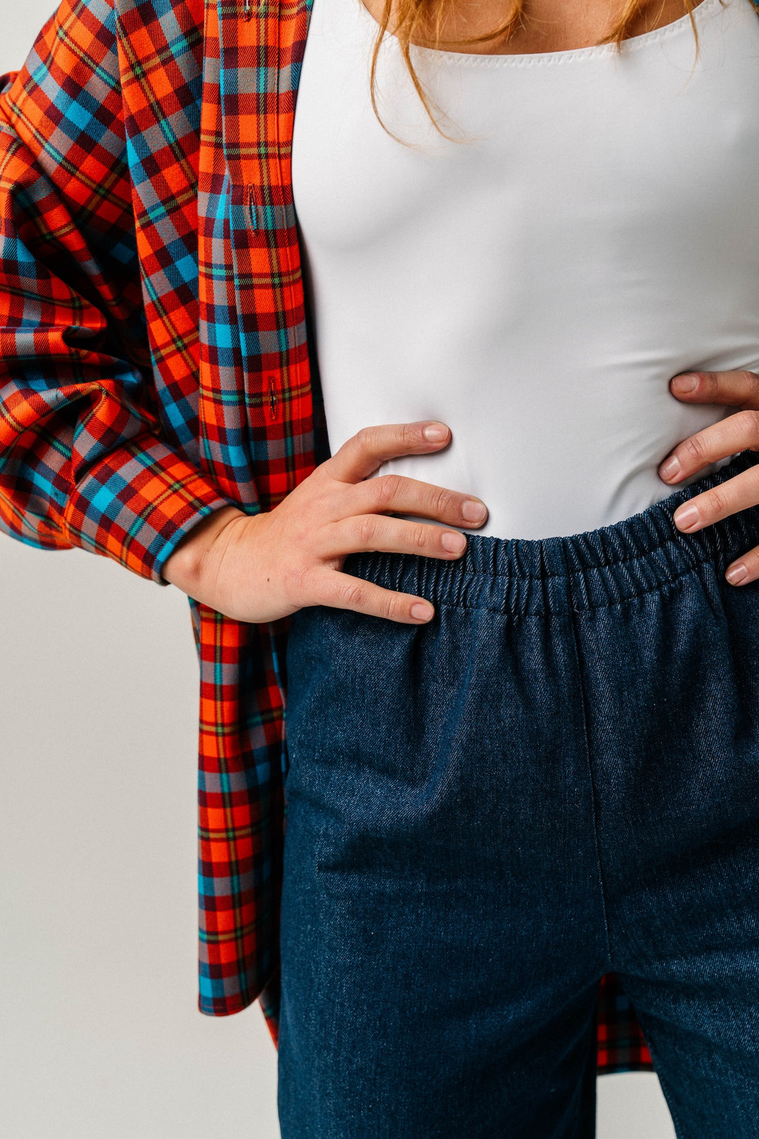 Languoti oversized marškiniai + denim kelnės