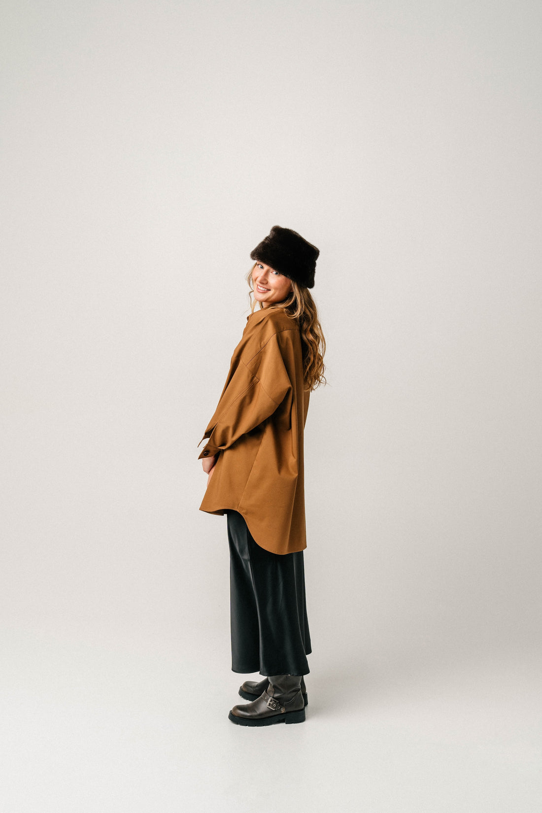 Rudi oversized marškiniai + denim kelnės