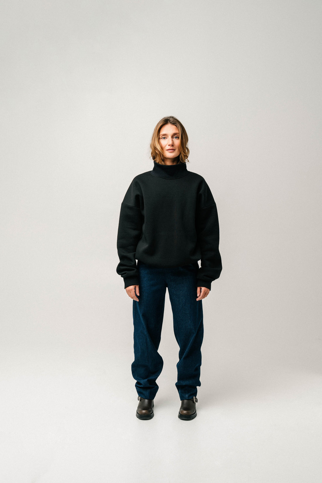 UNisex džemperis su kaklu, juodas